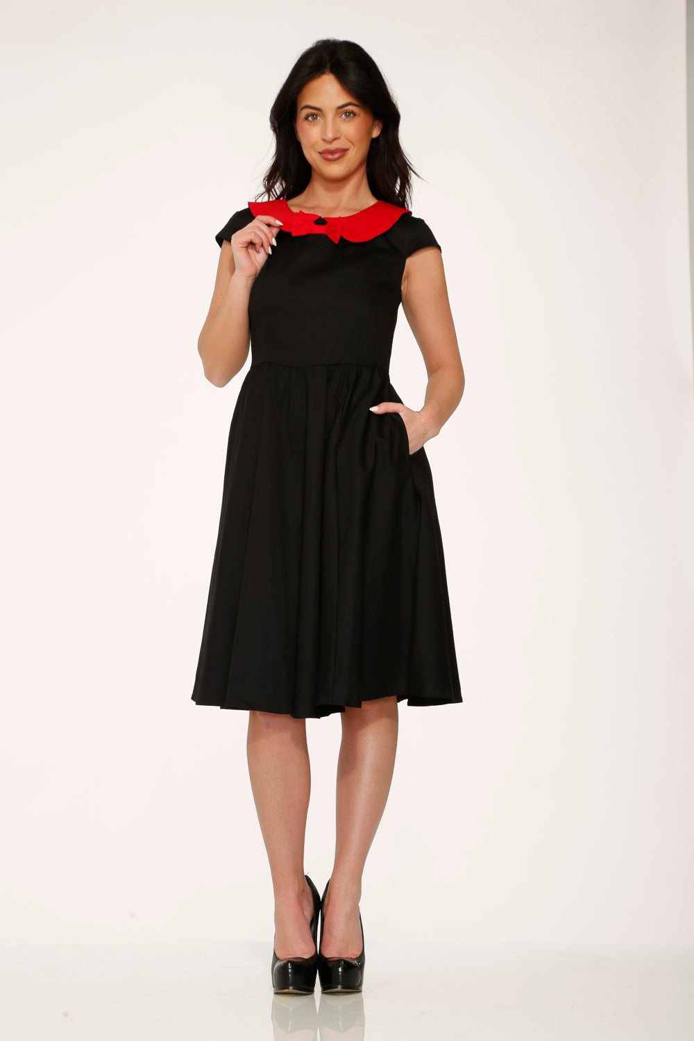 29191 Vestido Acampanado de Cuello Negro y Rojo