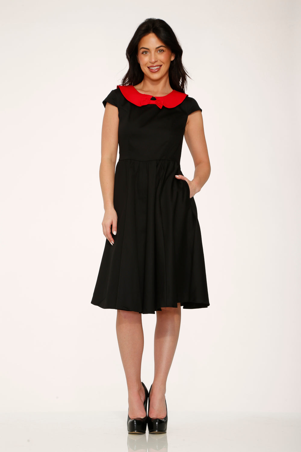29191 Vestido Acampanado de Cuello Negro y Rojo