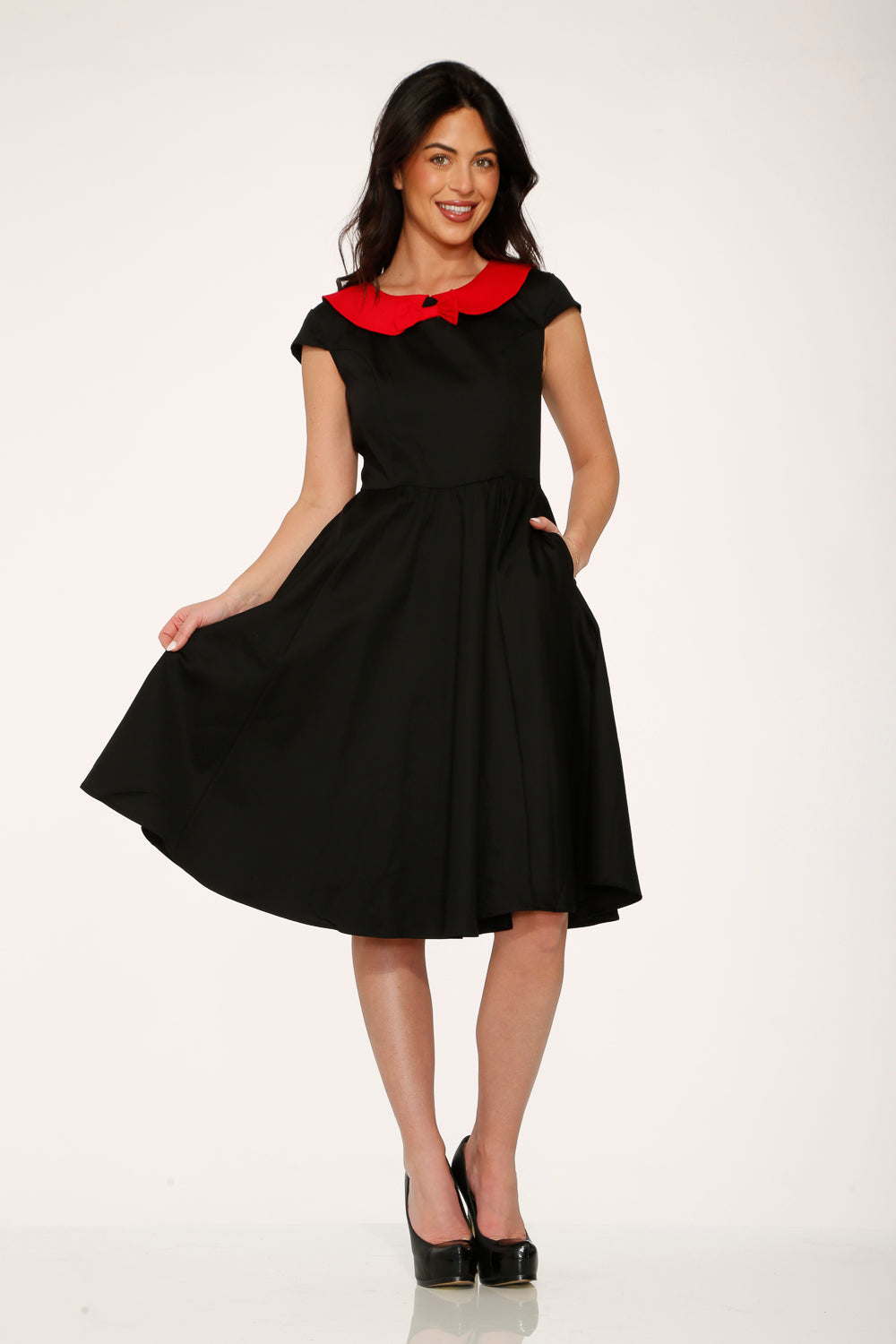 29191 Vestido Acampanado de Cuello Negro y Rojo