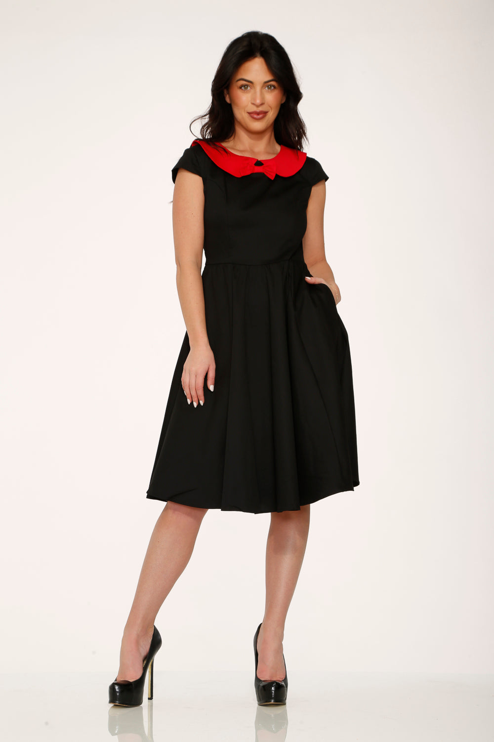 29191 Vestido Acampanado de Cuello Negro y Rojo