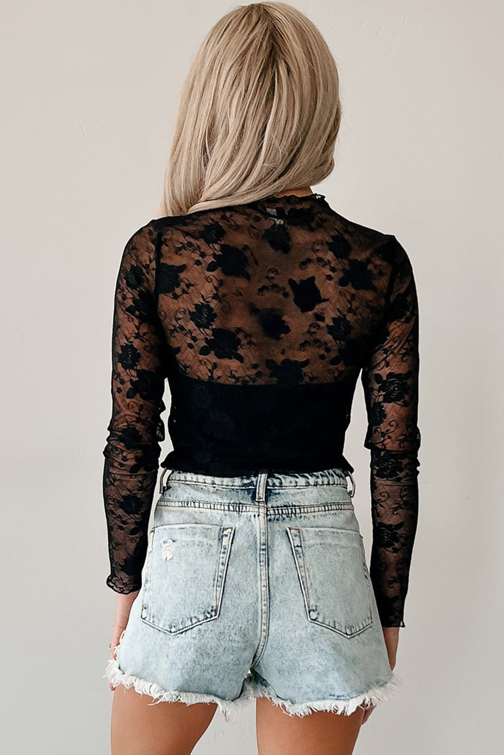 Top de manga larga de malla de encaje floral con cuello simulado en rosa albaricoque