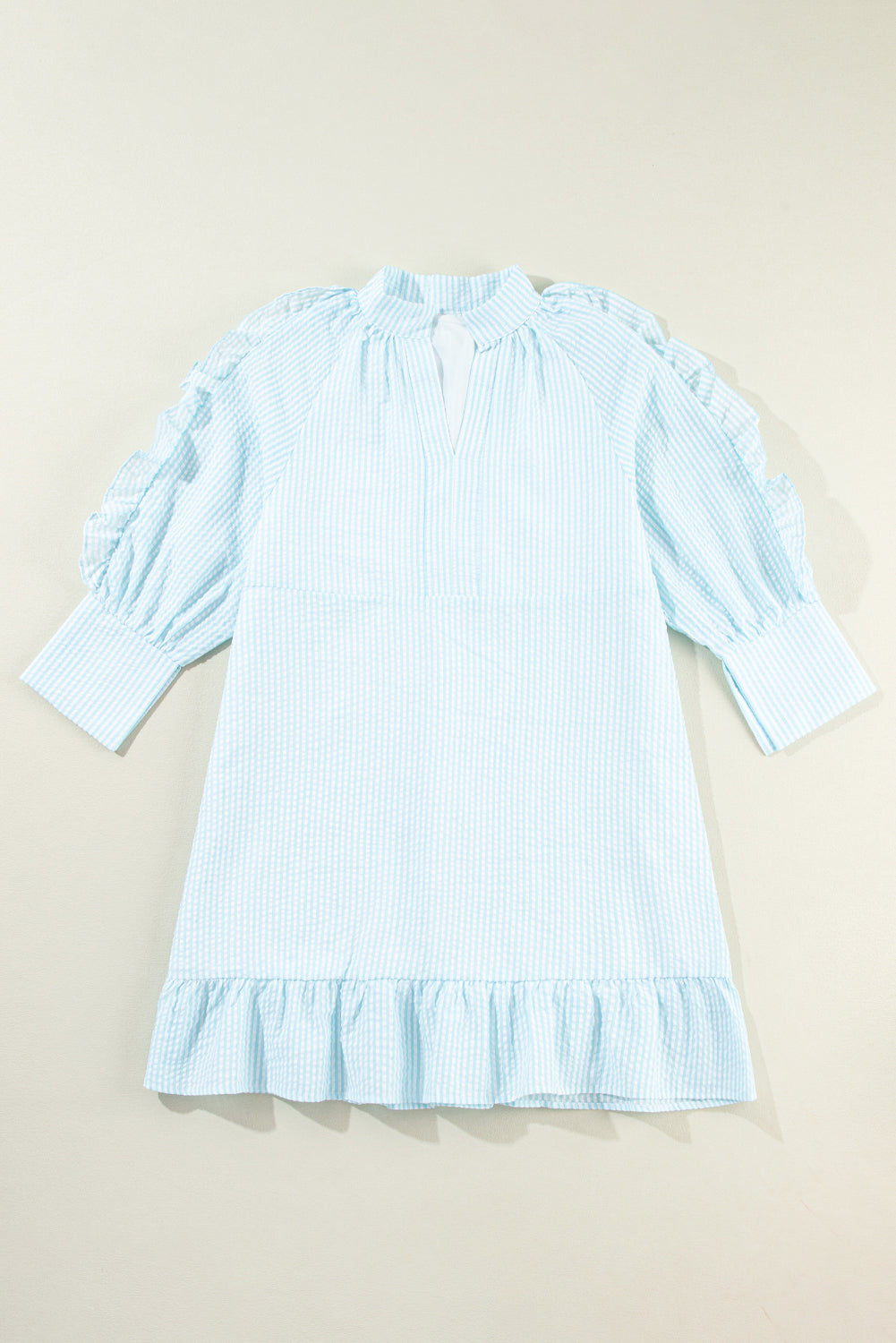 Minivestido con volantes, rayas y escote en V