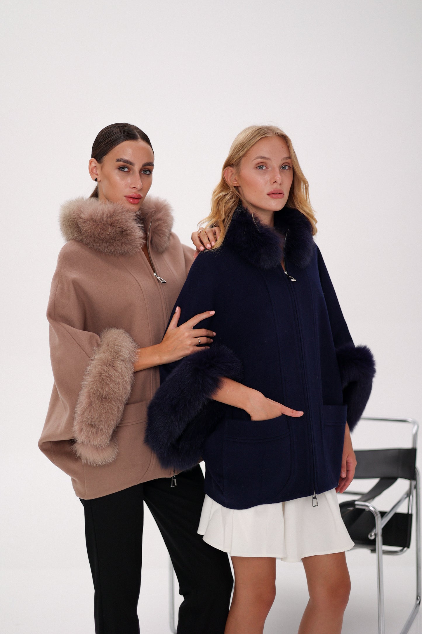 Poncho de auténtica piel de zorro polar y mezcla de cachemir en azul marino verdadero