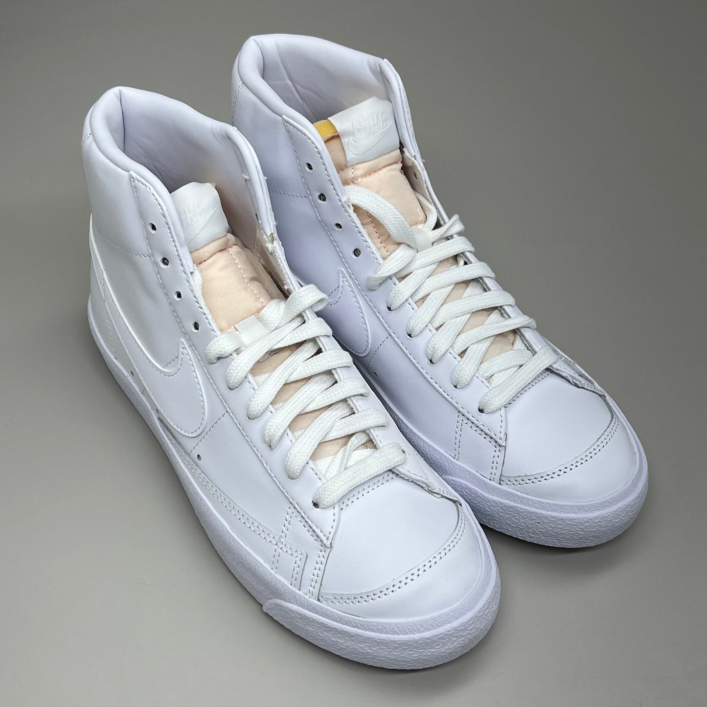 NIKE Blazer Mid 77' Zapatillas de corte alto Talla de mujer 10 Hombre 8.5 Blanco y Melocotón CZ1055-117