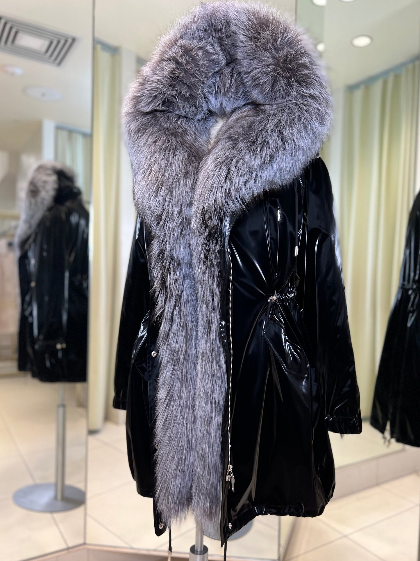 Parka Forrada con Capucha de Zorro Plateado Genuino y Aislamiento de Conejo