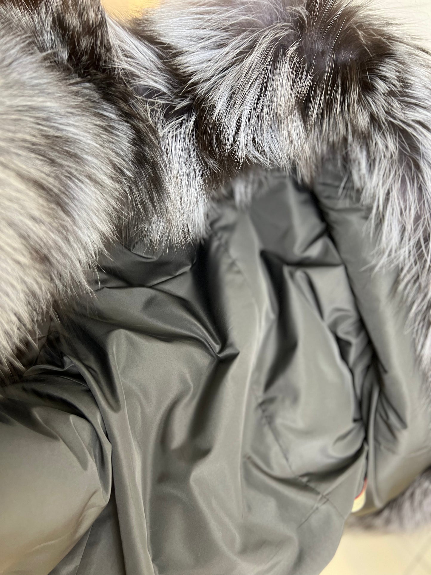Parka Forrada con Capucha de Zorro Plateado Genuino y Aislamiento de Conejo