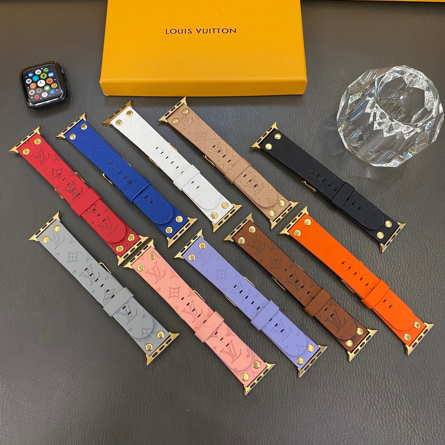 Pulsera de repuesto Apple con remaches decorativos y monograma en relieve WATCH BANDS