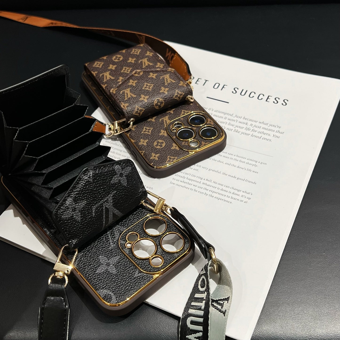 Elegante Funda Multifuncional para iPhone con Estampado LV - con Correa de Cadena, Soporte y Ranuras para Tarjetas
