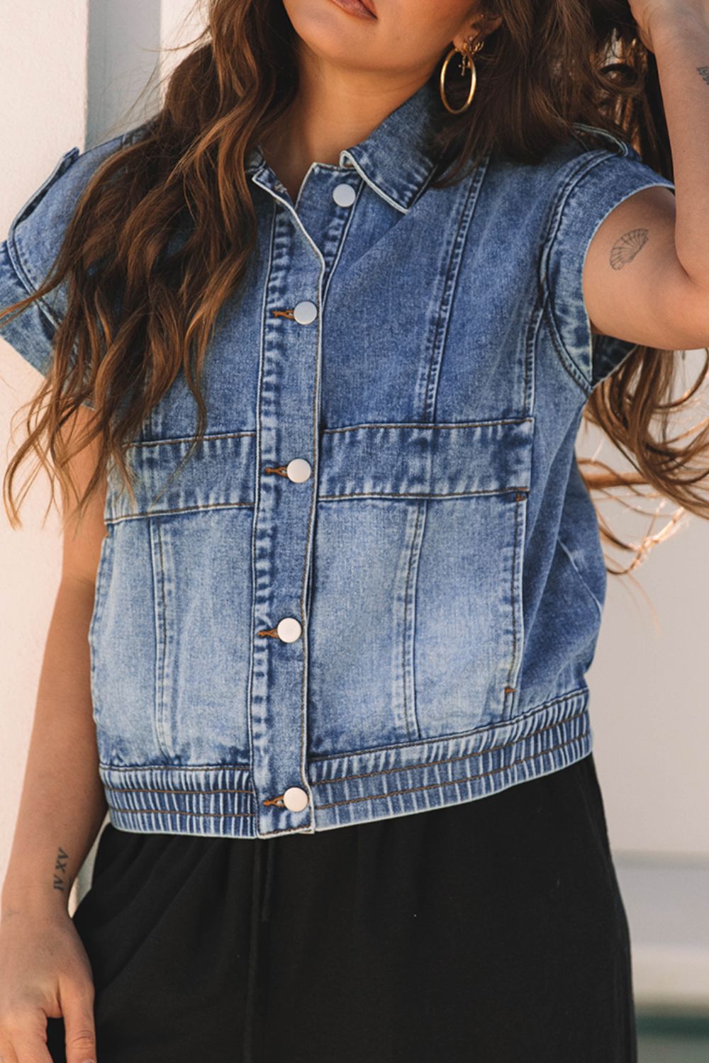 Chaqueta vaquera con botones y manga casquillo