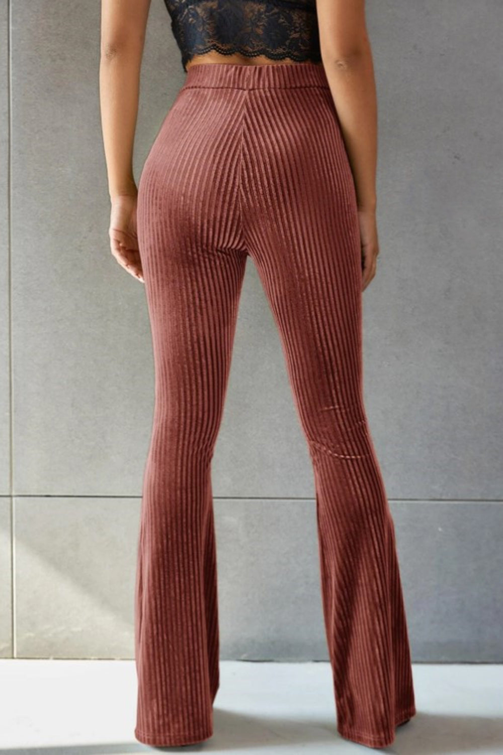 Pantalones acampanados de tiro alto acanalados