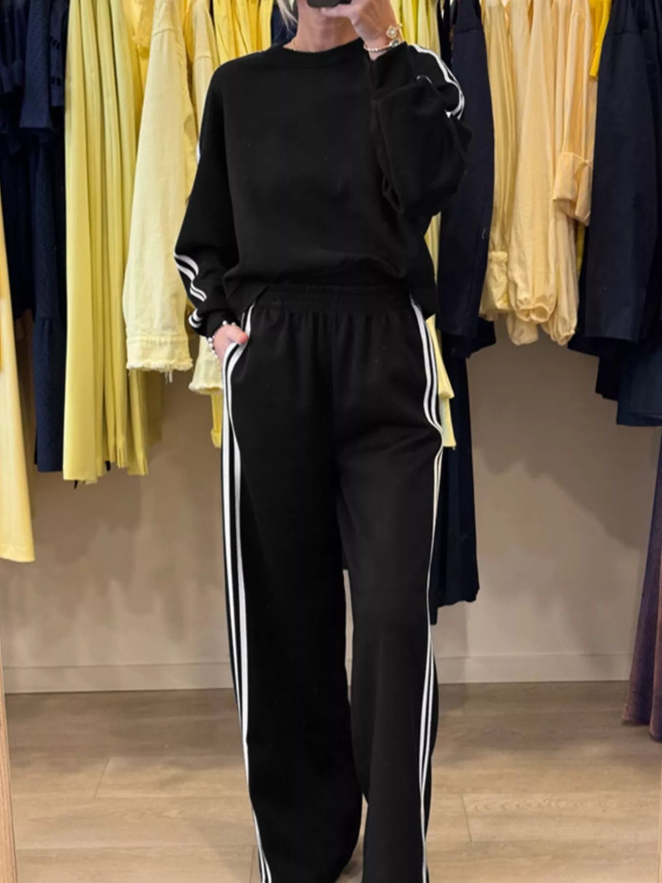 Conjunto de 2 piezas de top de cuello redondo con detalle a rayas y pantalones de chándal elásticos