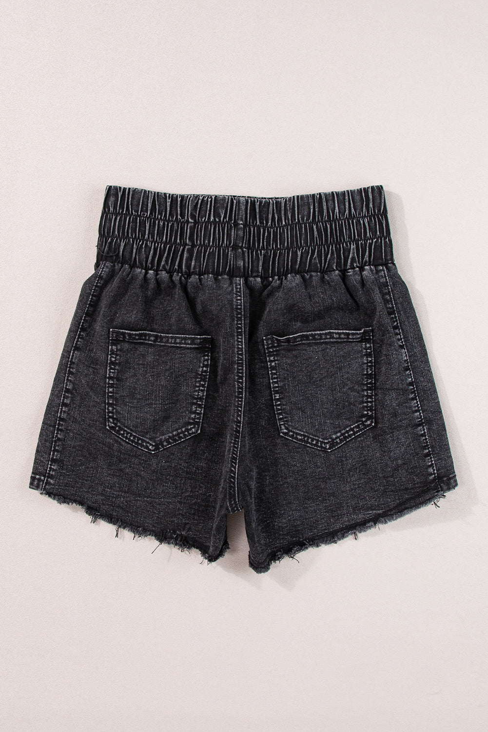 Shorts de mezclilla negros con cintura alta fruncida y lavado mineral