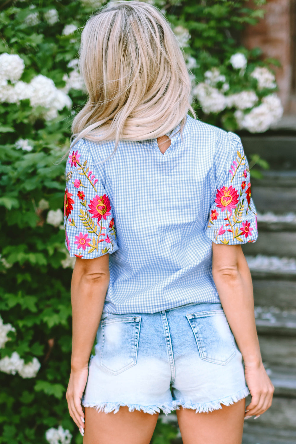 Blusa azul claro de cuadros vichy con bordado floral y mangas abullonadas