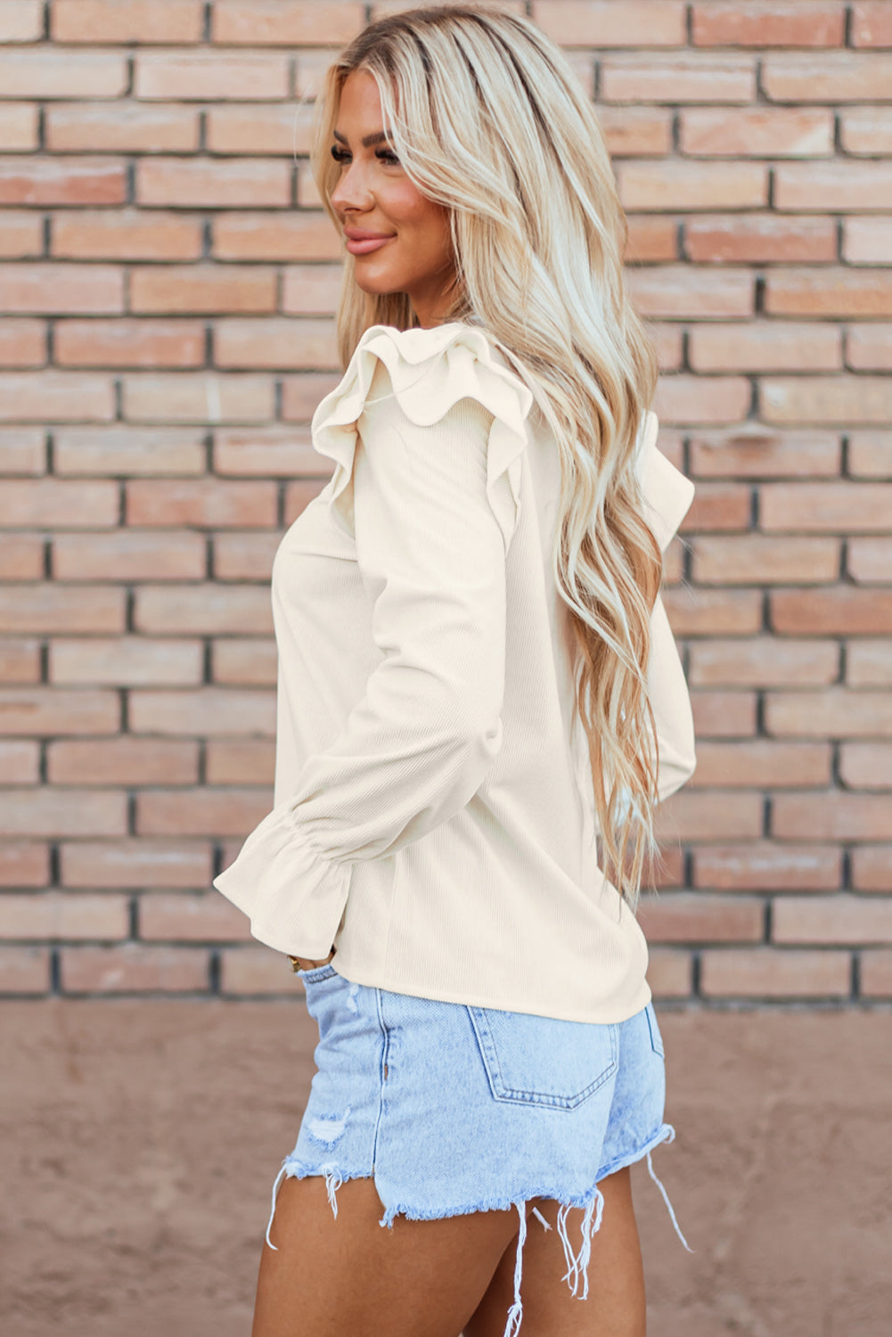 Blusa de pana beige con volantes y mangas con volantes