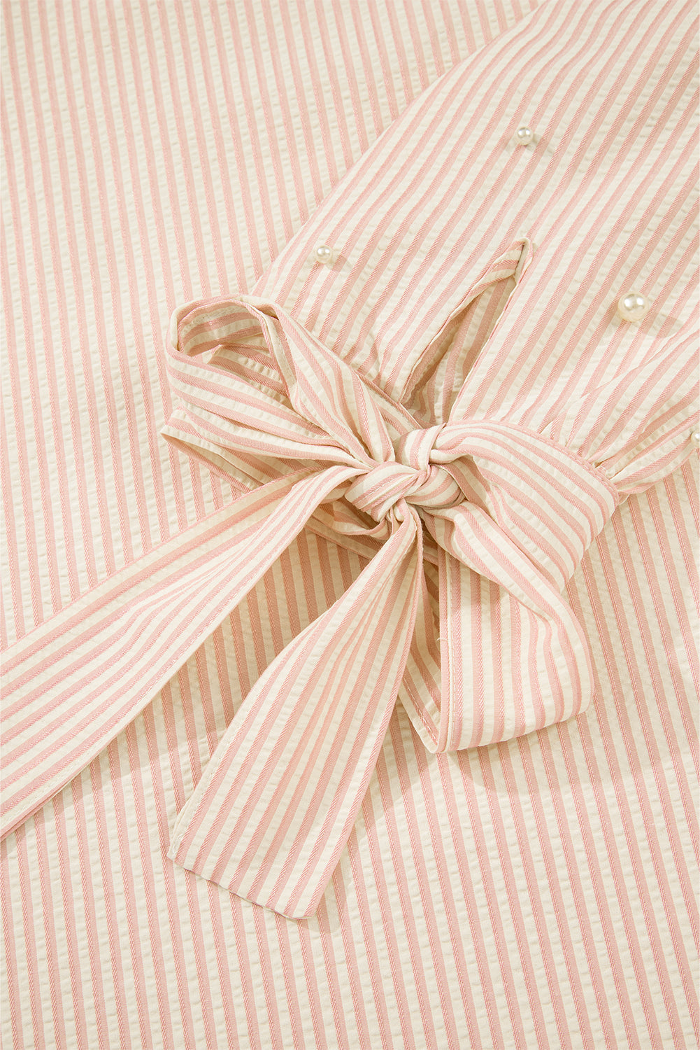 Blusa con cuello en V, manga abullonada, lazo a rayas rosas y adorno de perlas