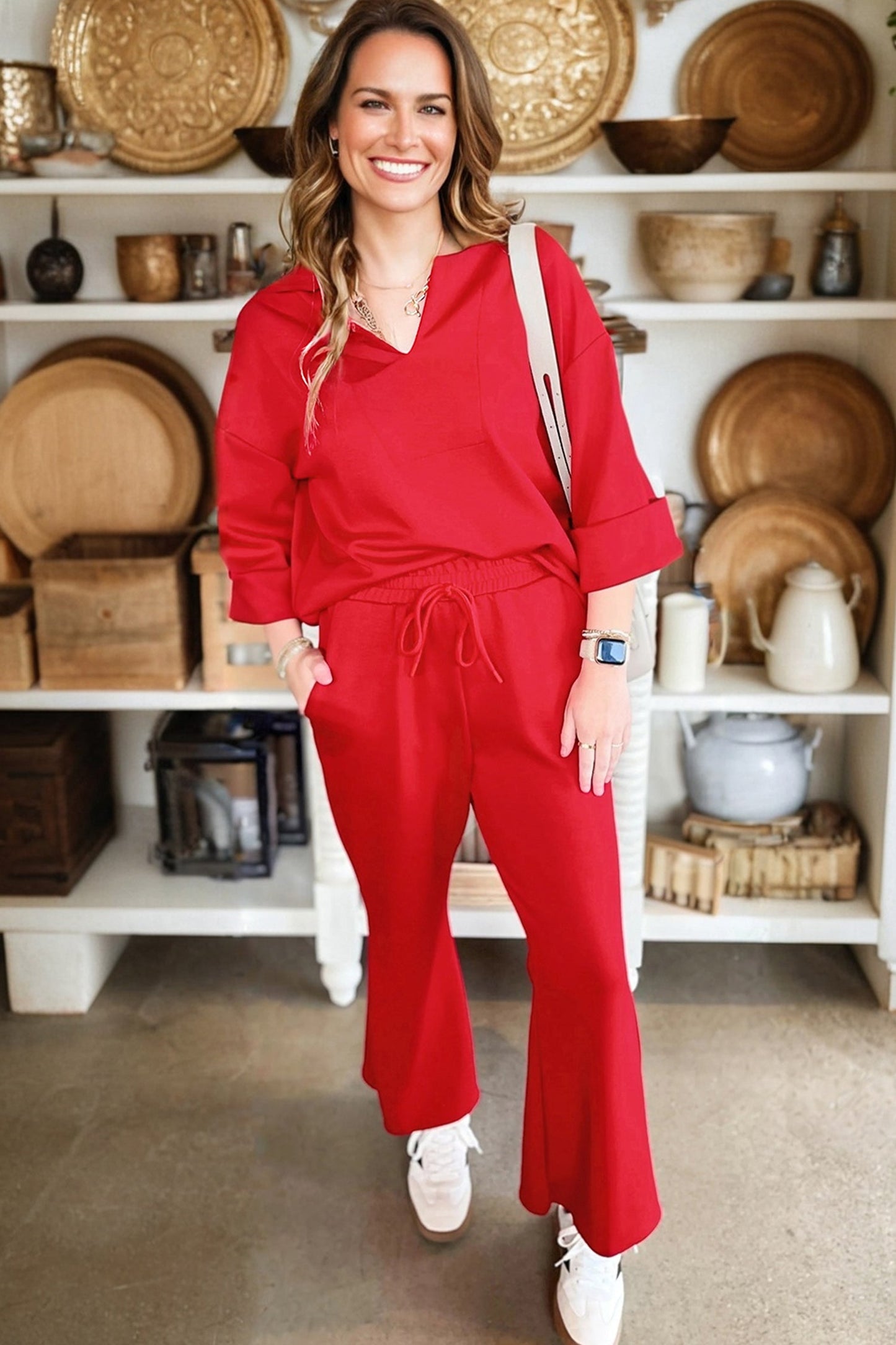 Conjunto de 2 piezas: polo rojo fuego con cuello en V, manga 3/4 y pantalón campana con cordón