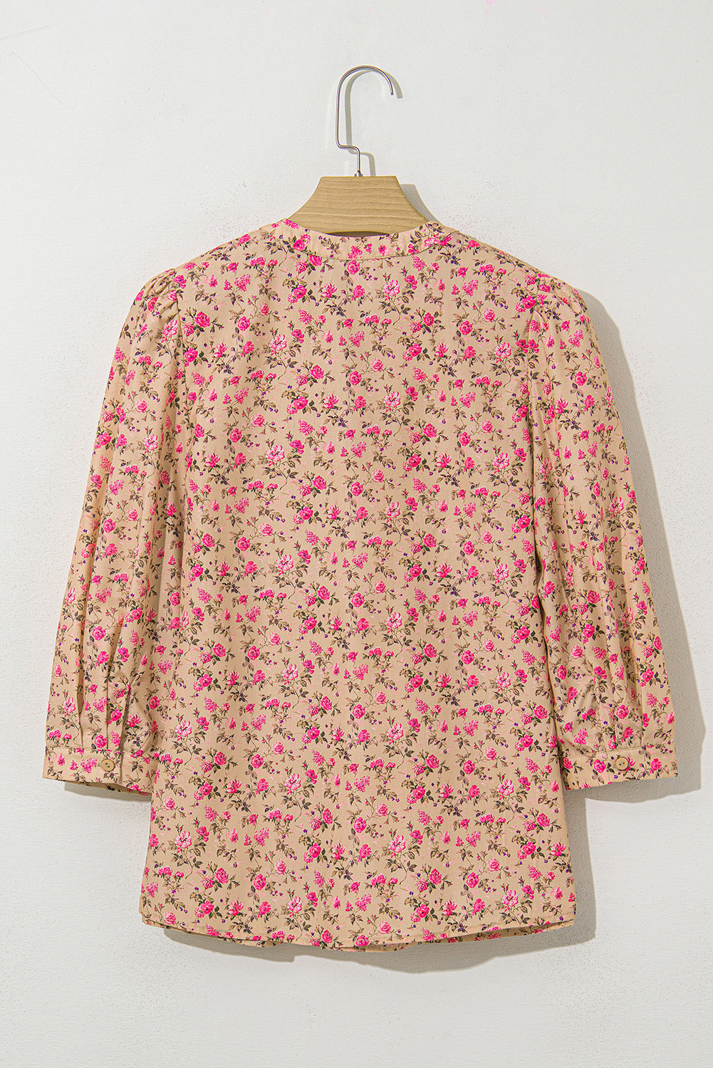Blusa de color beige francés claro con estampado floral, lazo, pliegues en el busto y media manga abullonada