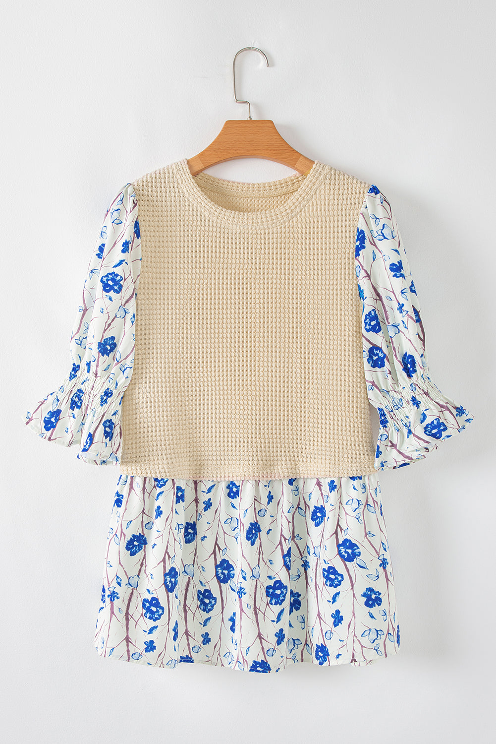 Blusa Peplum Beige con Mangas Cortas Volantes, Parches Florales y Tejido Waffle