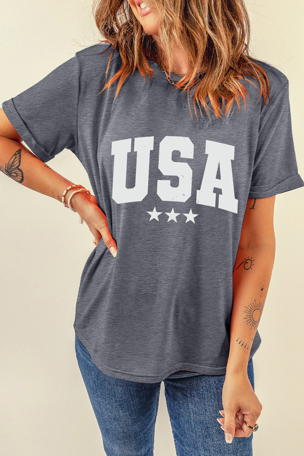 Camiseta de cuello redondo gris con letras USA