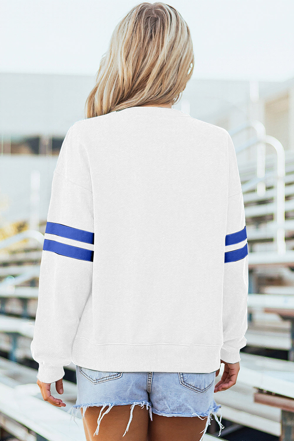 Sudadera Oversize Azul Cielo con Detalle de Rayas Universitarias y Hombros Caídos