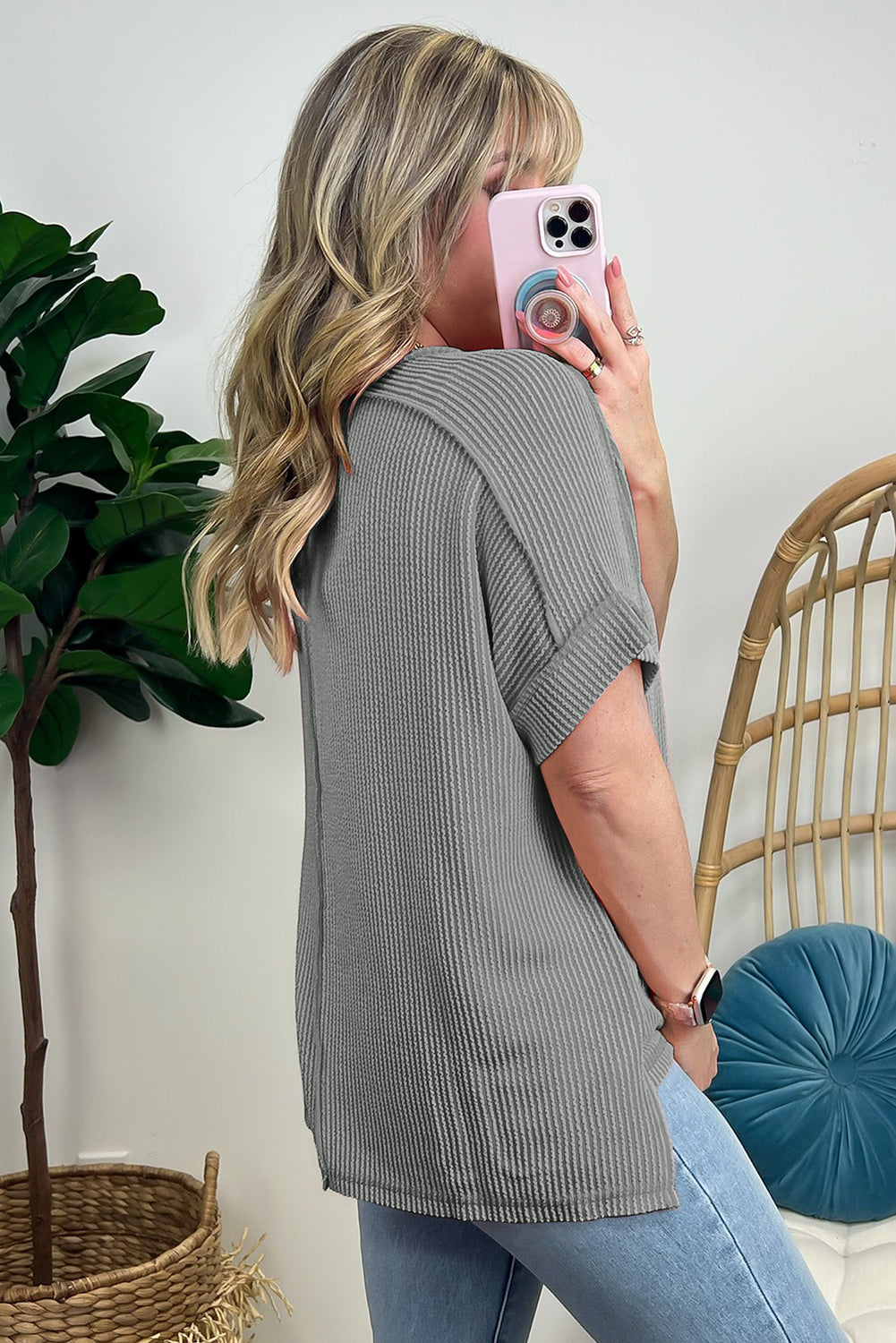Camiseta blanca de punto acanalado arrugado con cuello redondo