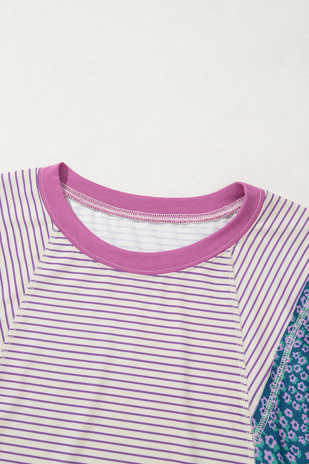 Blusa de manga tres cuartos con bloques de color florales a rayas moradas y parches con bordes sin rematar