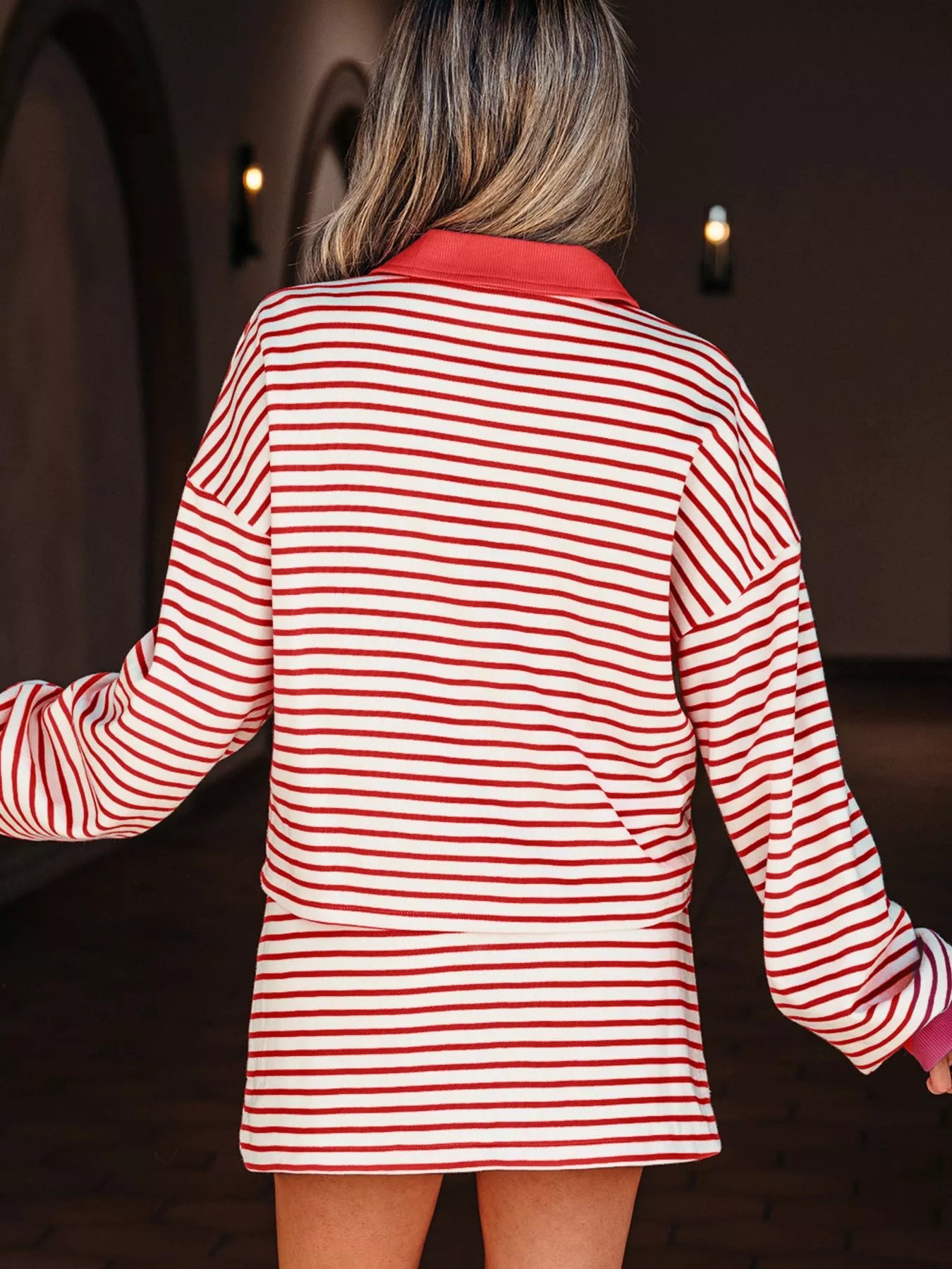 Conjunto de dos piezas de jersey de punto con cuello en V a rayas, hombros caídos y falda pantalón