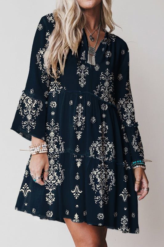 Minivestido azul bohemio con estampado floral, ribete de lechuga y manga 3/4
