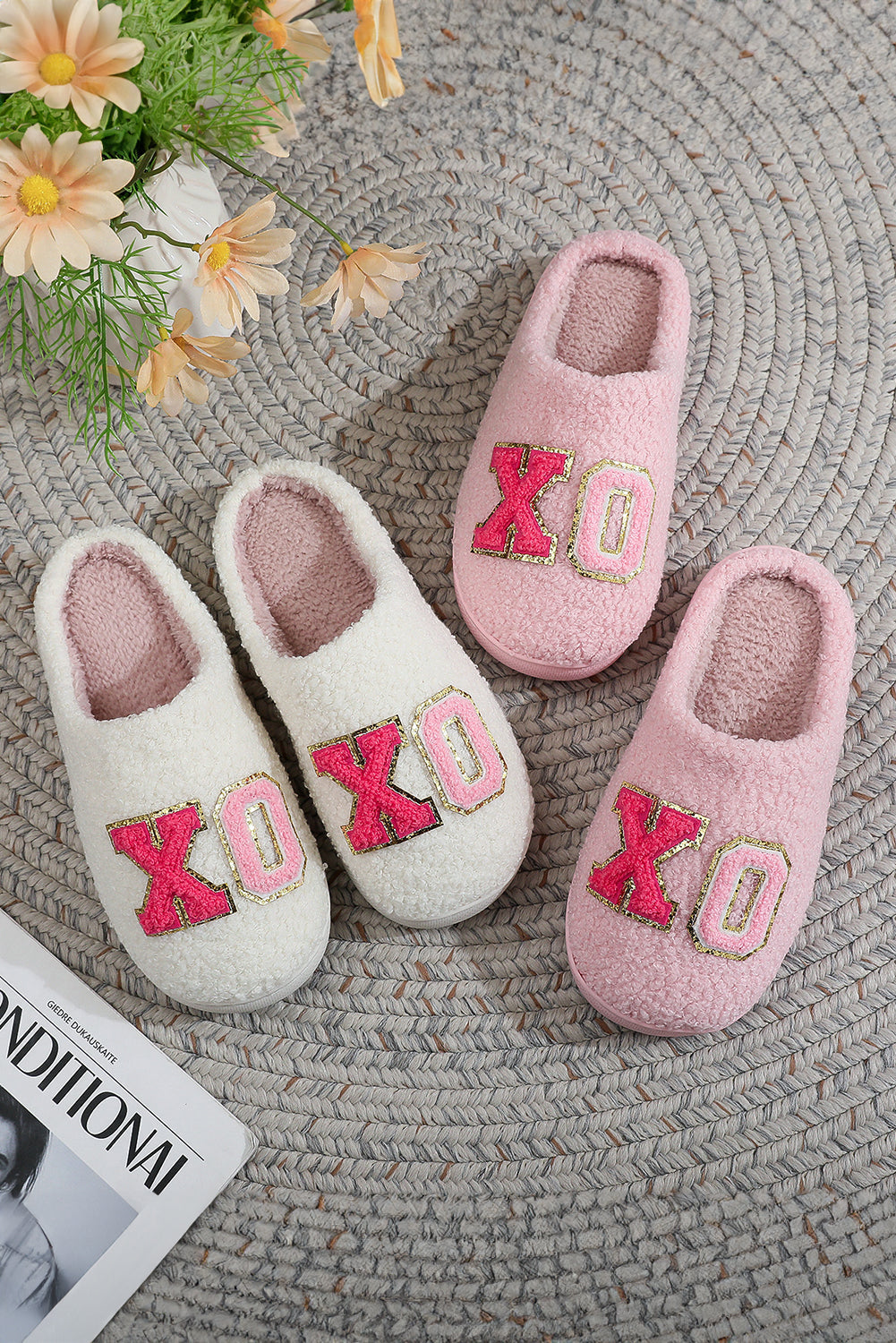 Pantuflas de invierno de felpa con letras rosadas XOXO