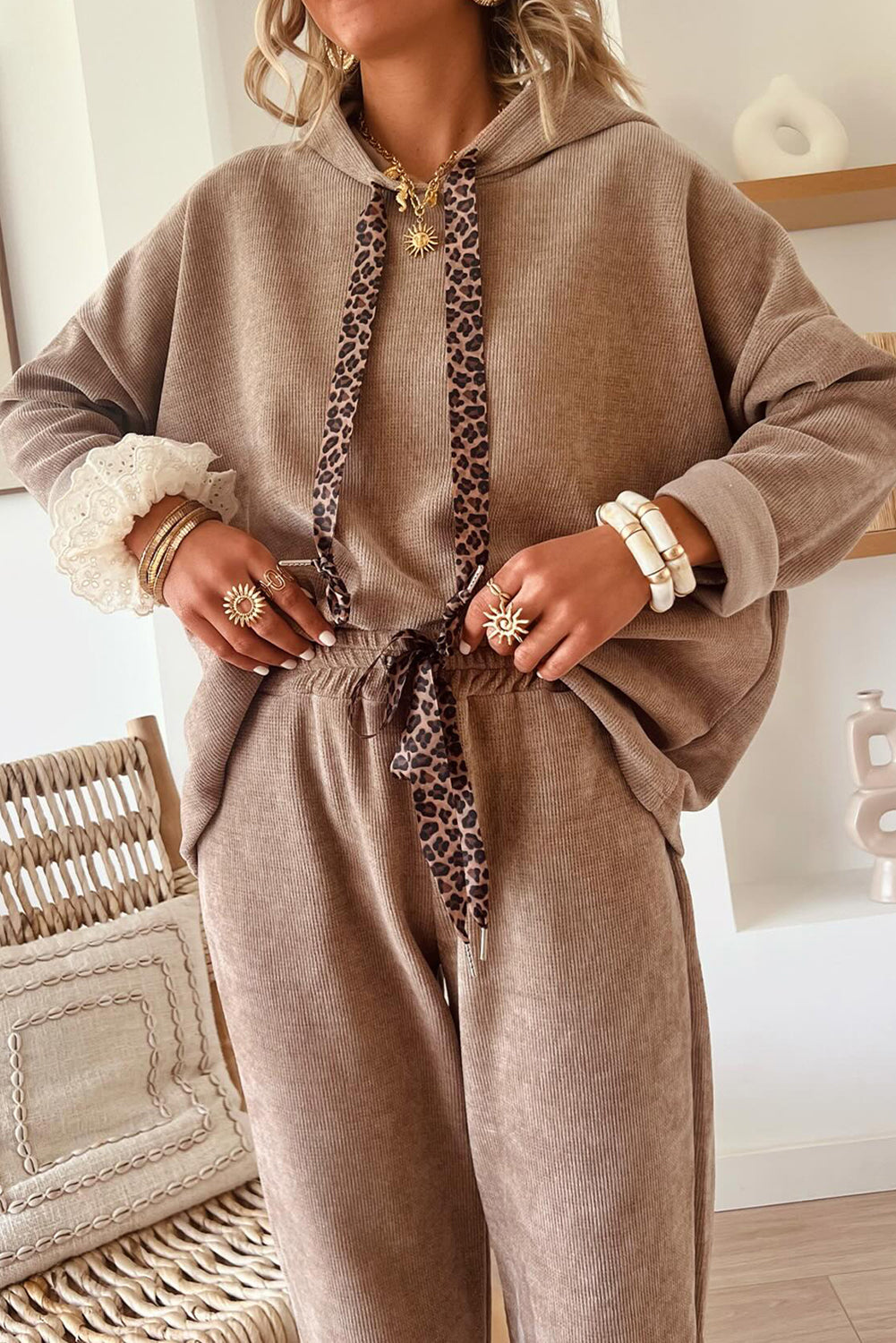 Sudadera con capucha y cordón gris humo y traje de pana de pantalón de talle alto