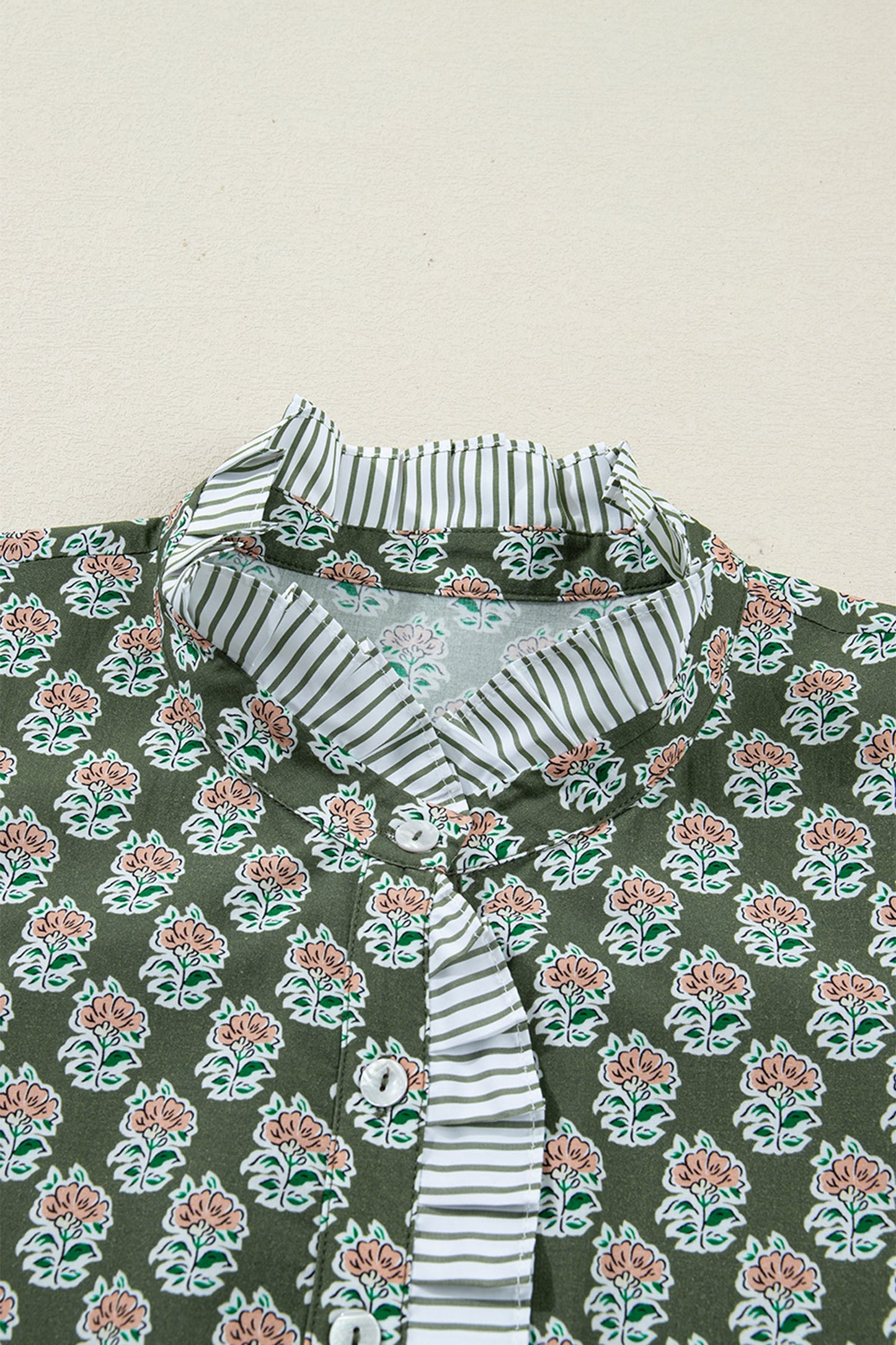 Vestido floral de talla grande con cuello con volantes, mangas 3/4 y rayas en contraste verdes