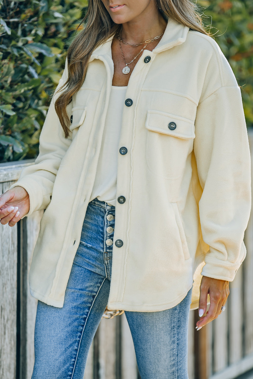 Camisa-chaqueta con botones y cuello vuelto de color beige