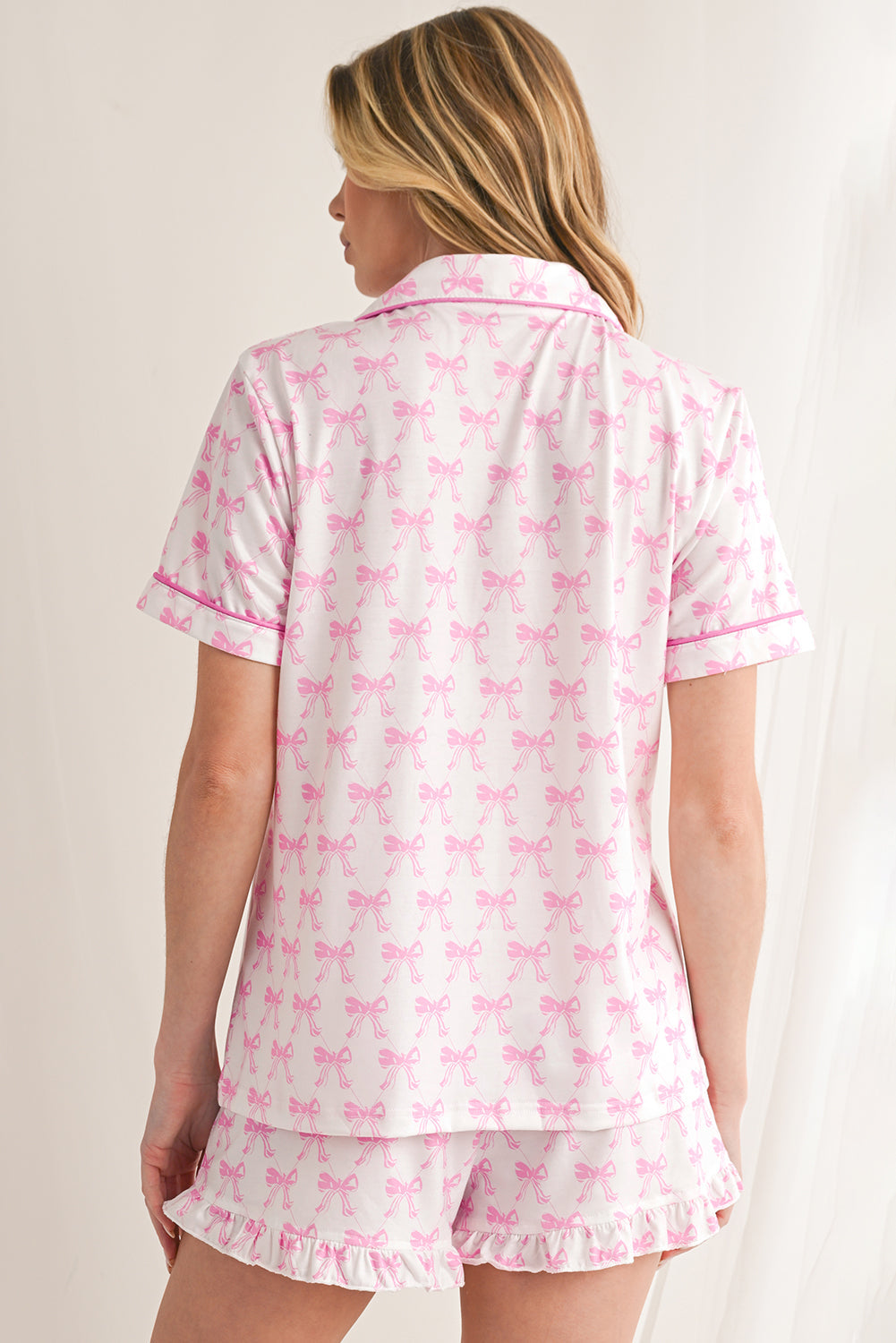 Conjunto de pijama de camisa con estampado de lazo rosa y shorts con dobladillo con volantes
