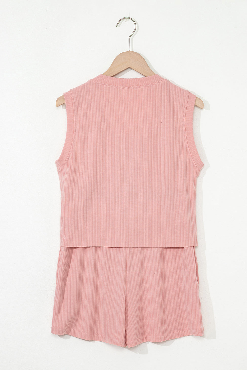 Conjunto de top sin mangas acanalado con botones y cuello en V color rosa gossamer y pantalón corto