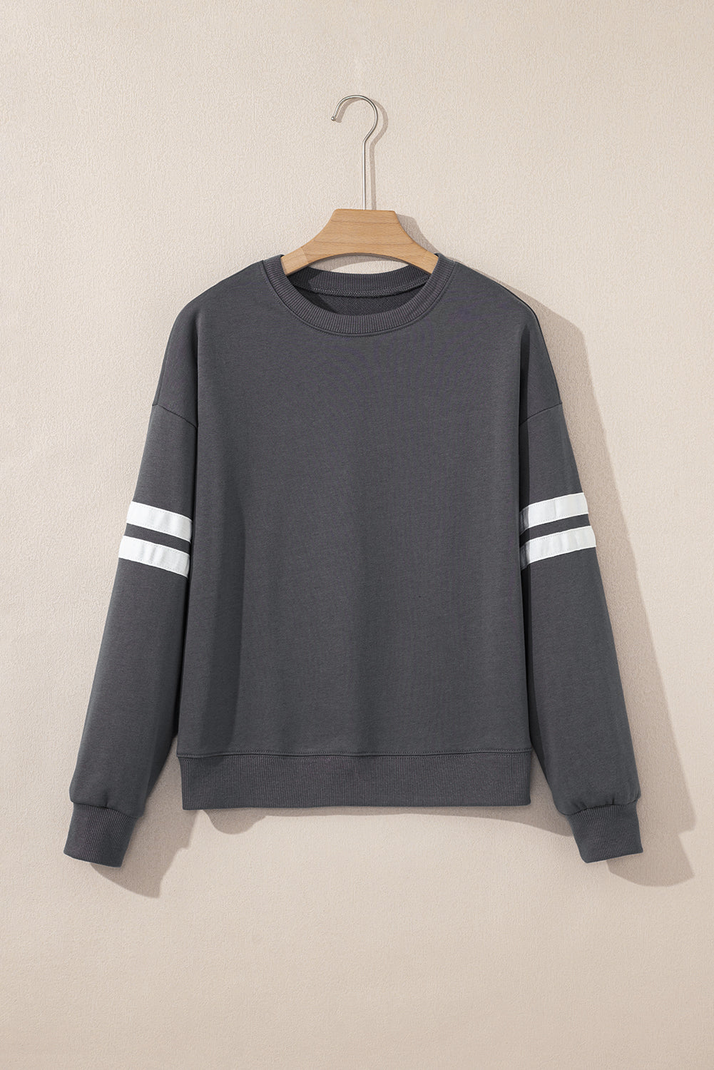 Sudadera Oversize Azul Cielo con Detalle de Rayas Universitarias y Hombros Caídos