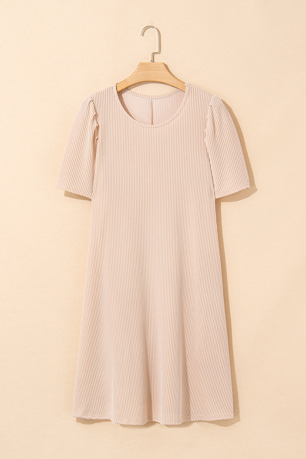 Minivestido recto de punto acordonado con cuello redondo, manga abullonada y color pergamino