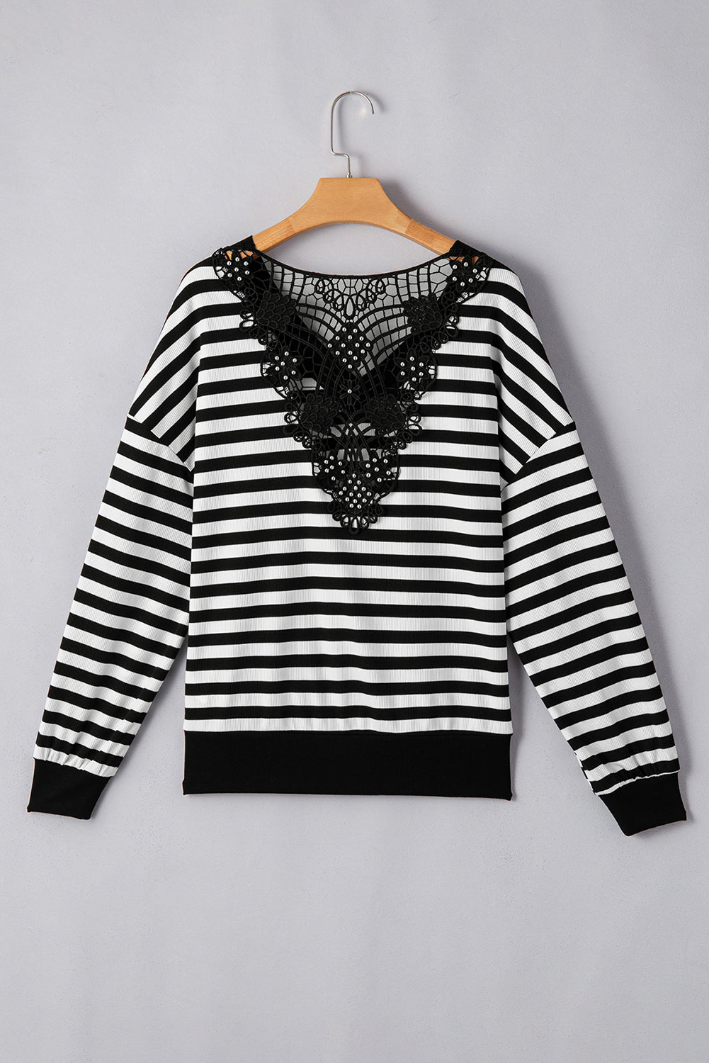 Top de pico con detalle de encaje a rayas
