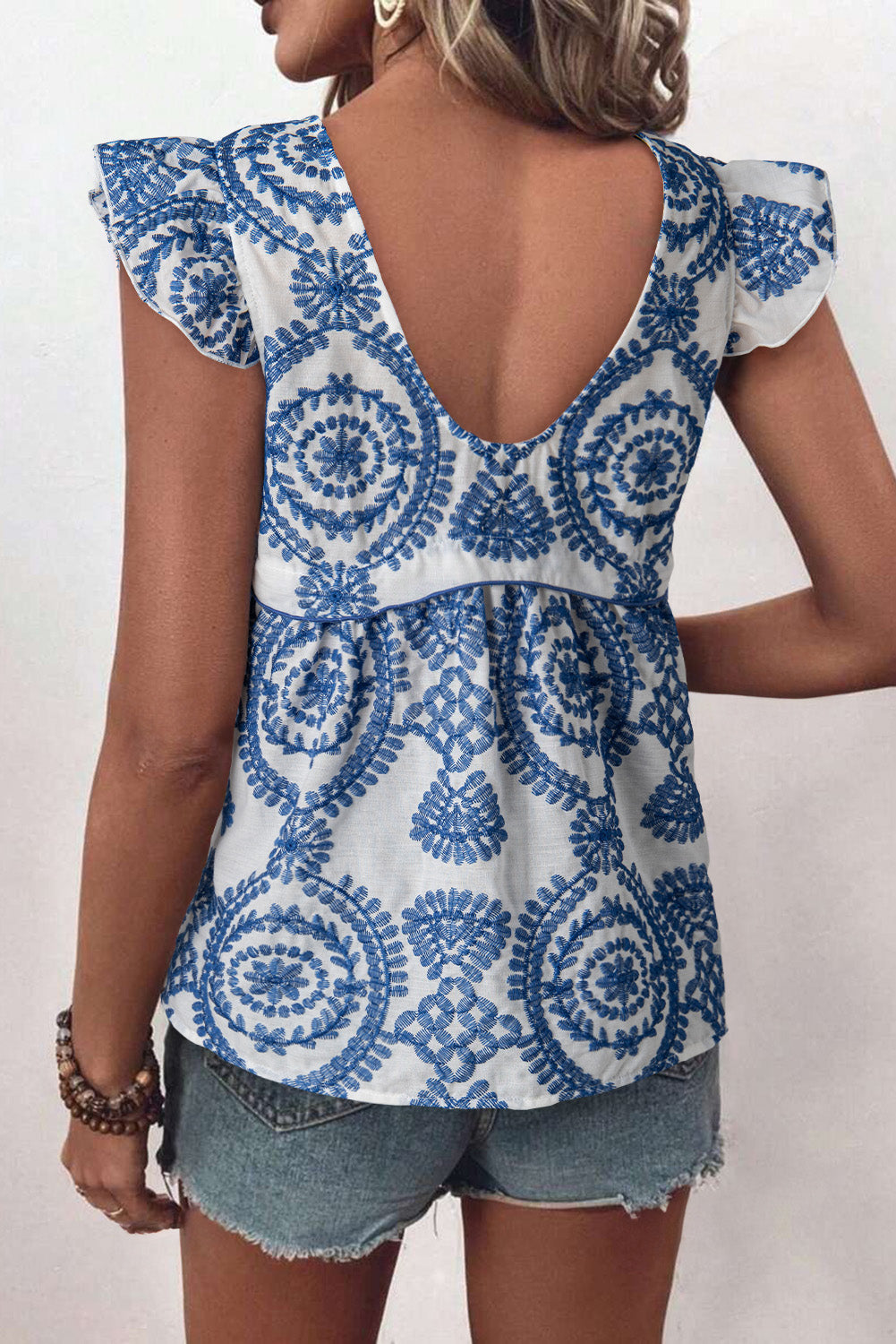 Blusa azul con estampado bohemio, manga con volantes y cuello redondo