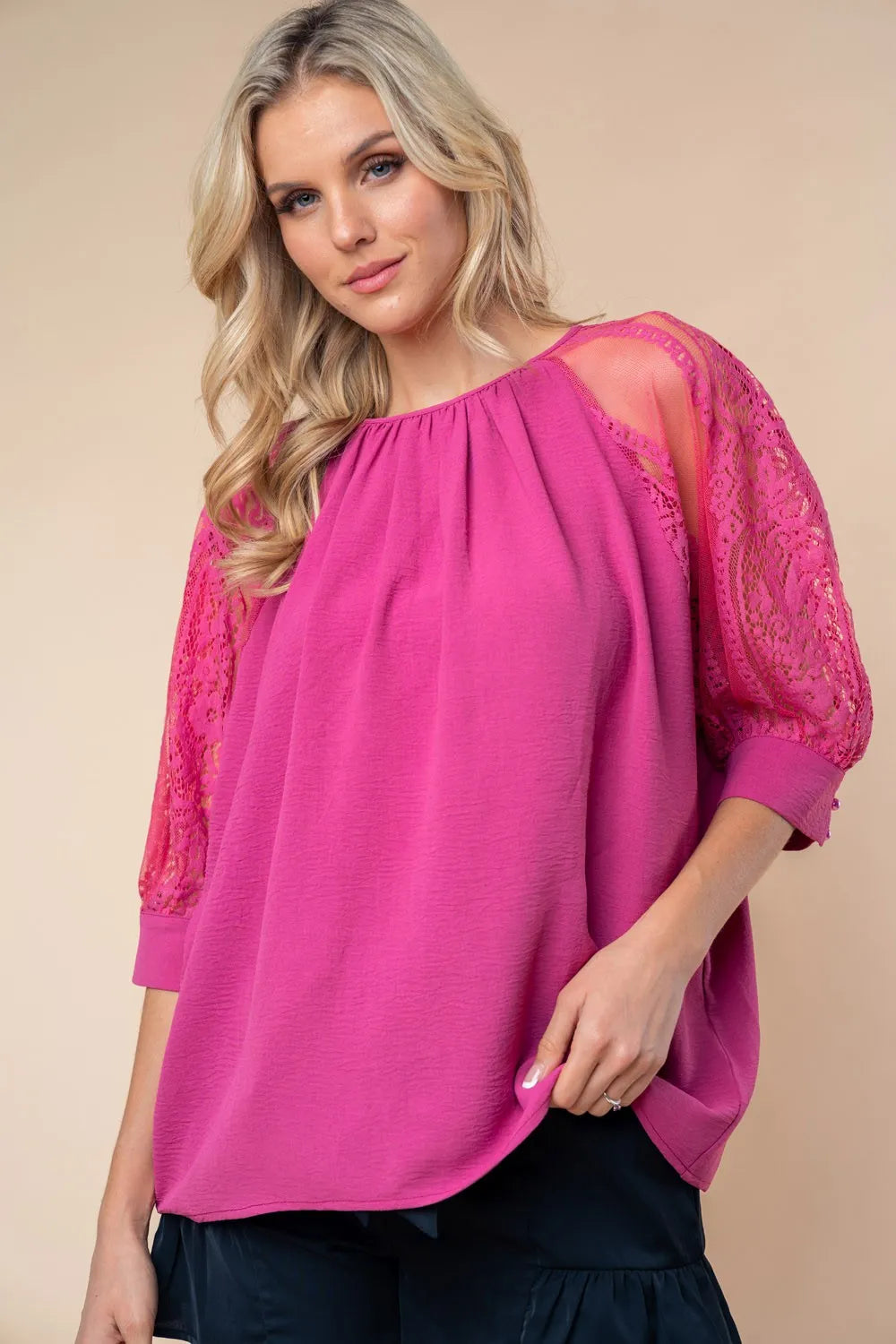 Blusa Blanca de Abedul con Cuello Redondo y Encaje de Media Manga