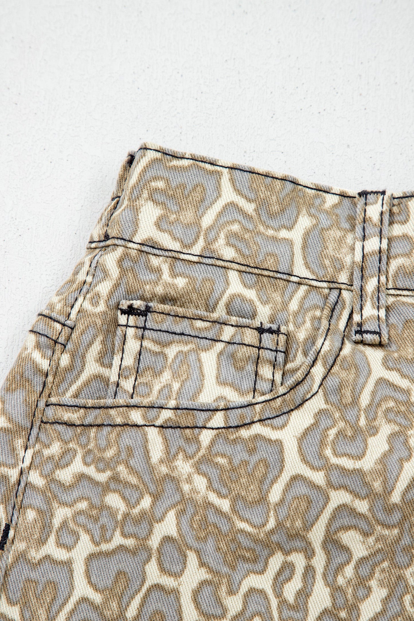 Pantalones cortos de mezclilla caqui con estampado de leopardo y borde sin rematar