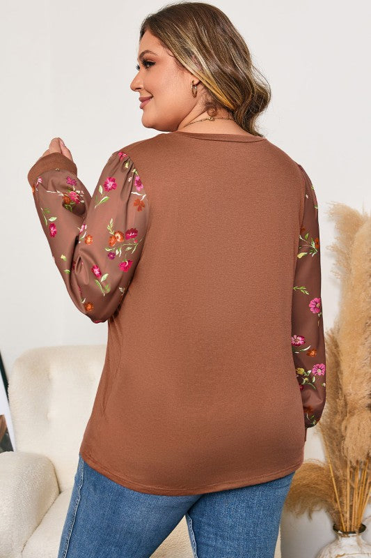 Top de talla grande con estampado floral y manga patchwork de cuello redondo