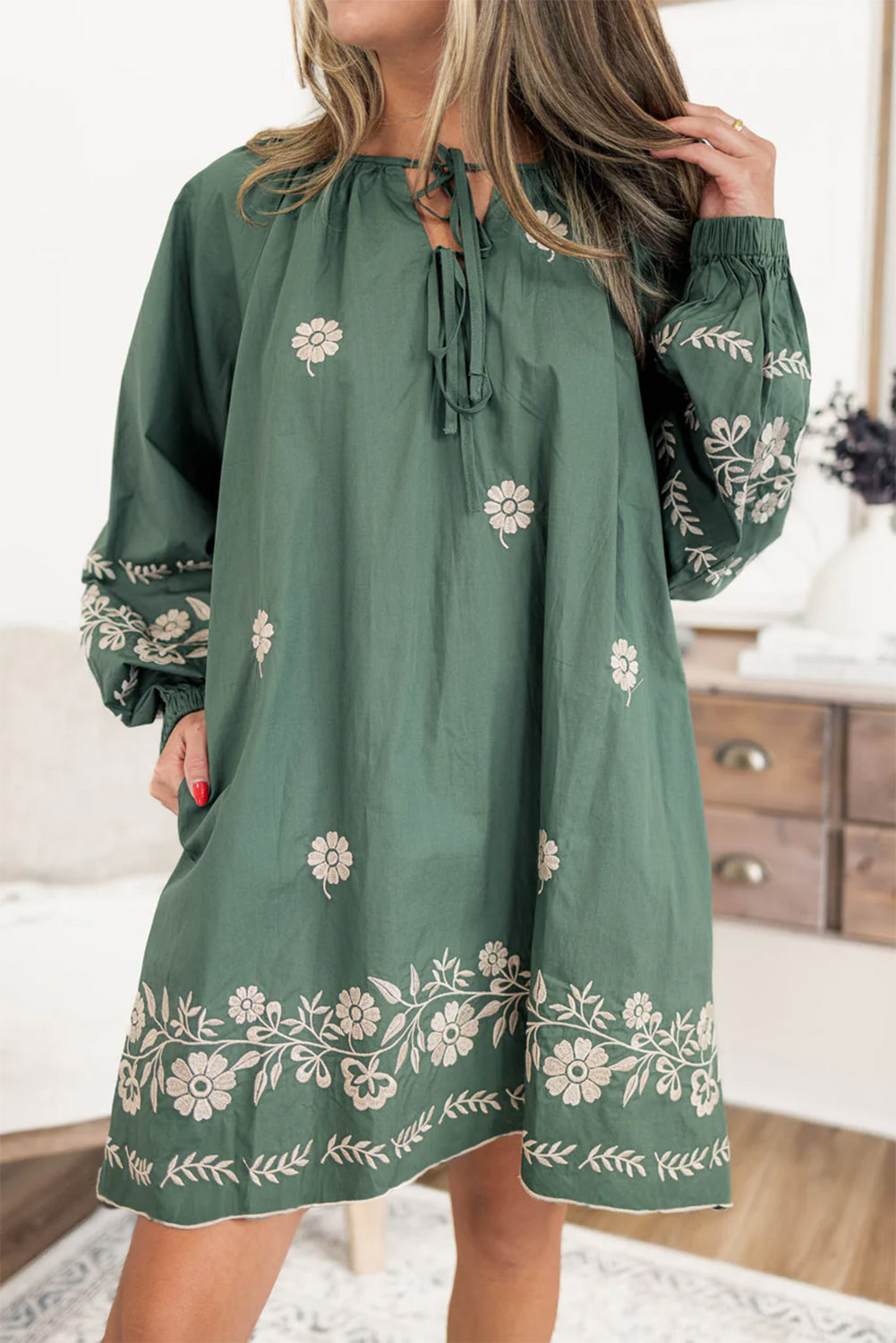 Vestido holgado verde niebla con estampado floral bohemio, cuello con lazo y mangas abullonadas
