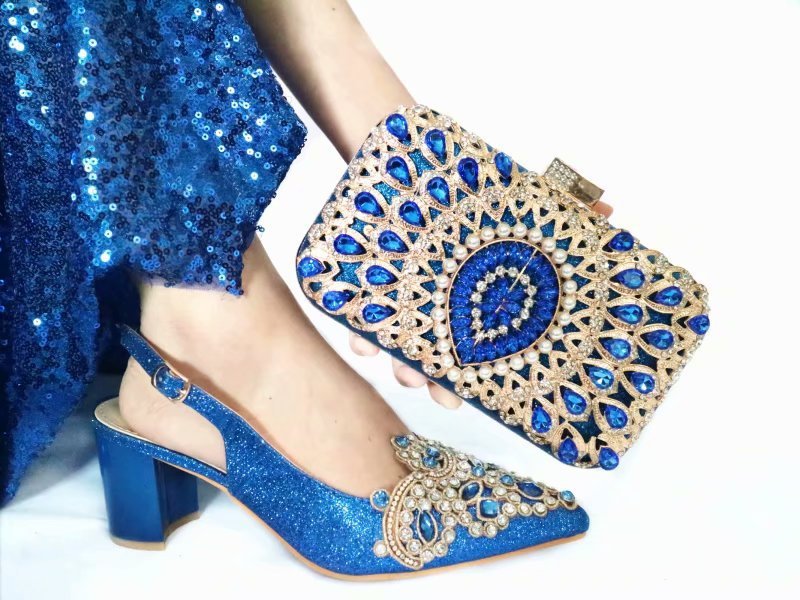 Zapatillas Francesas De Punta Con Un Saco De Piedras Diseñadas Por Mujeres