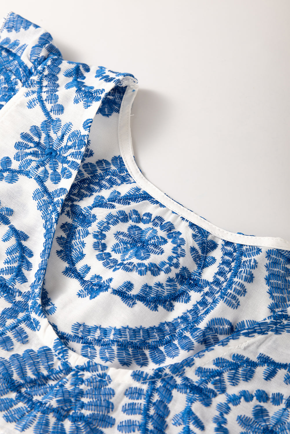 Blusa azul con estampado bohemio, manga con volantes y cuello redondo