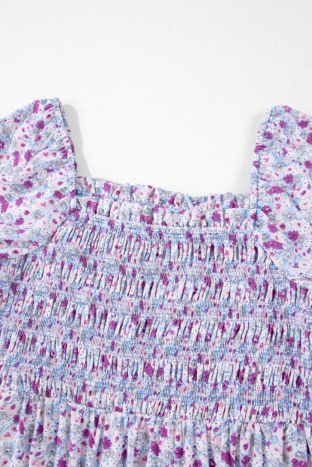 Vestido maxi fruncido de cintura alta con manga corta abullonada floral morado
