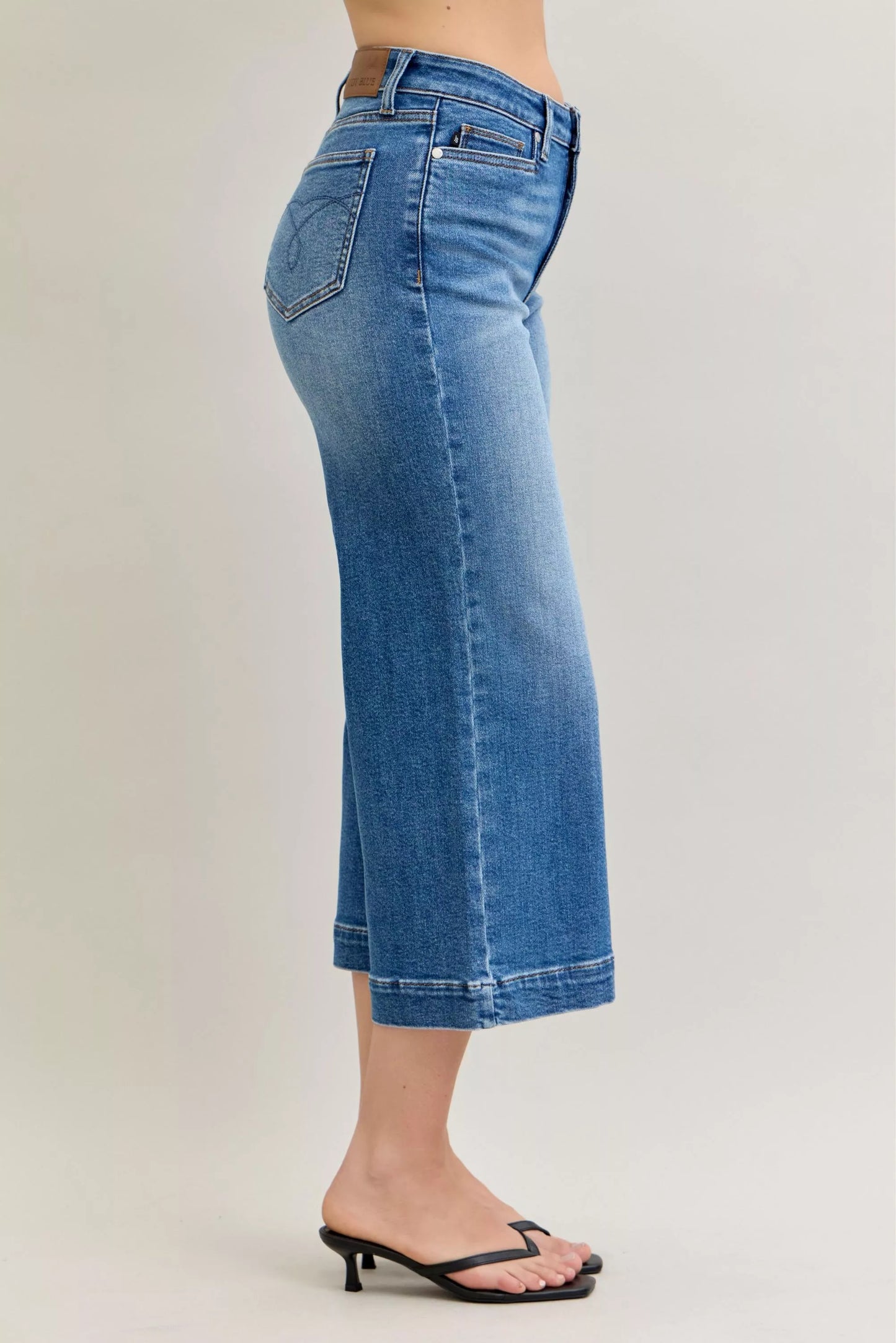 Jeans anchos cortos de tiro medio Judy Blue