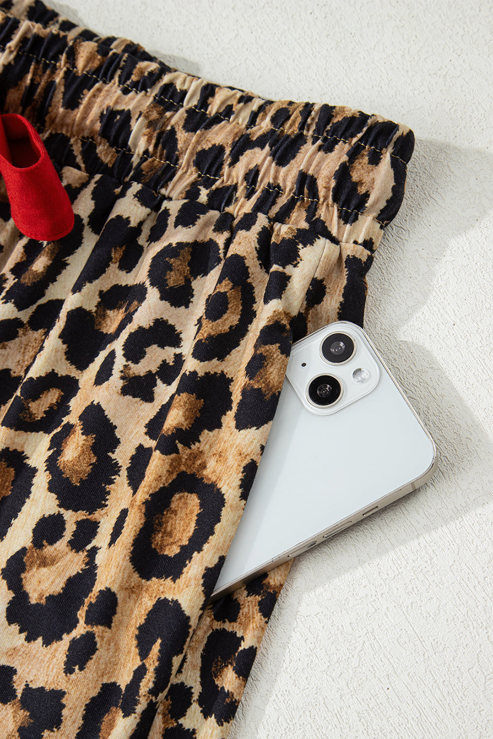 Conjunto de pijama de manga larga y pantalón corto con estampado de leopardo a cuadros retro en rojo de carreras y retales