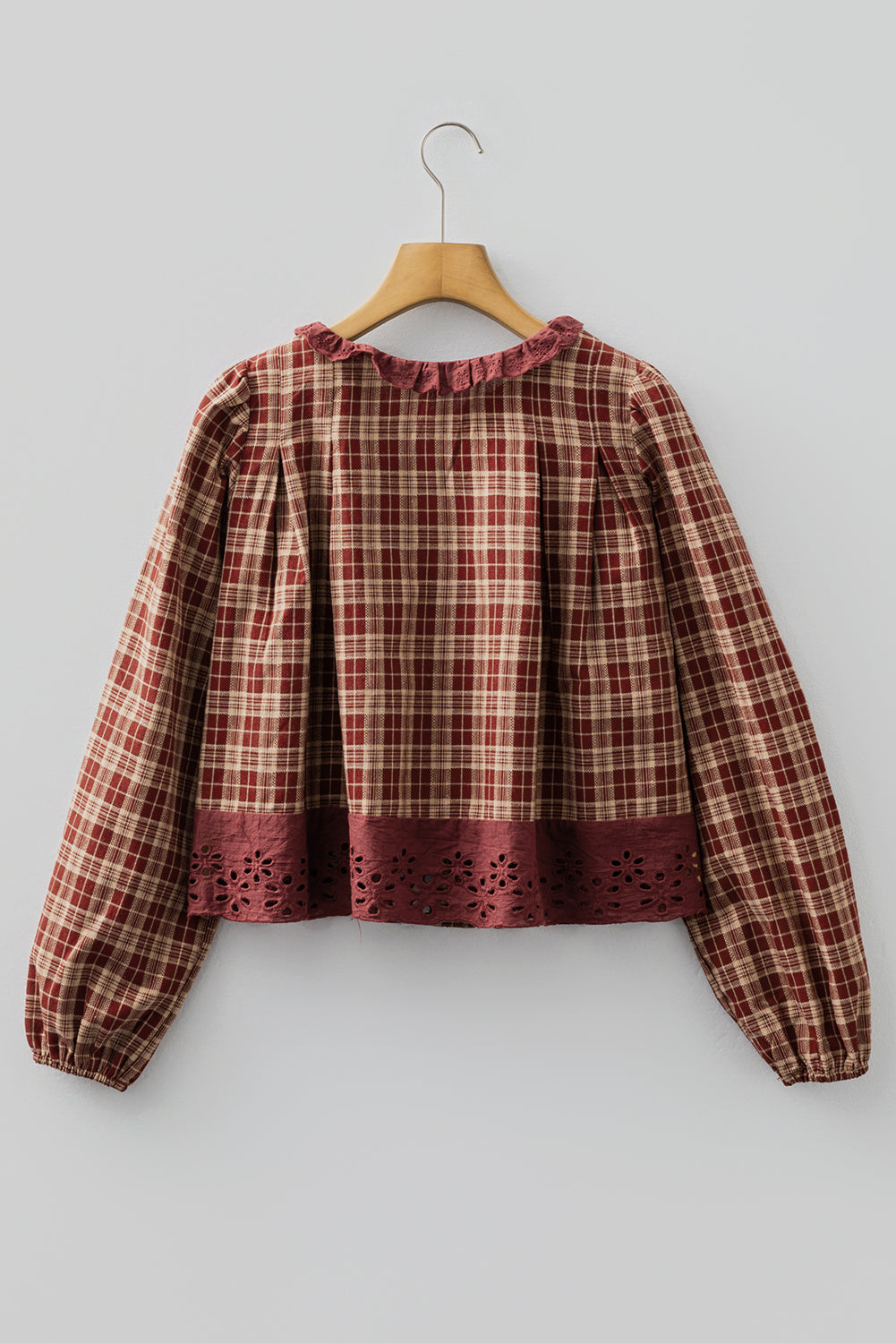 Camisa suelta de manga larga con botones, ribete de encaje calado a cuadros y dalia roja