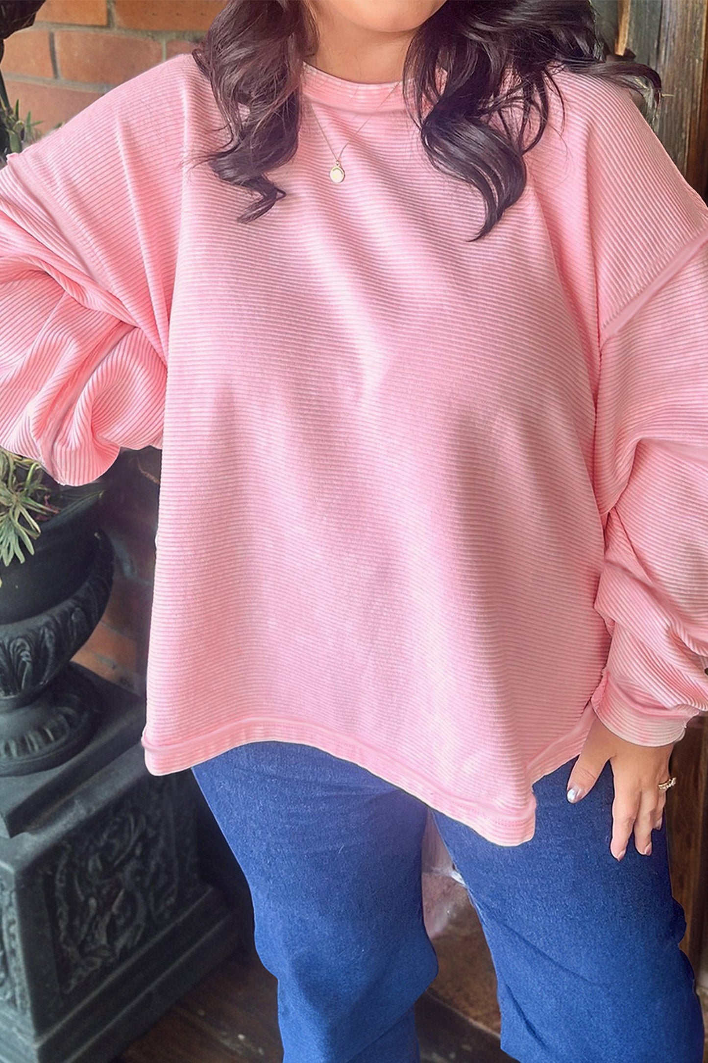 Top acanalado de talla grande con hombros caídos y manga larga, color rosa