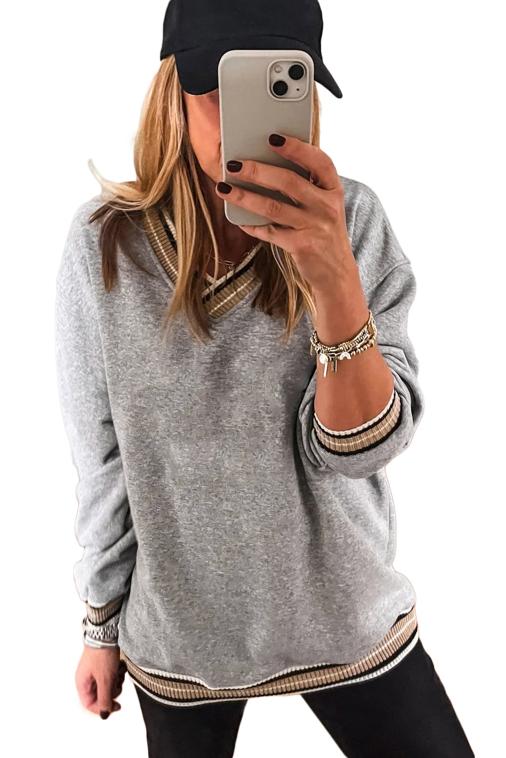 Sudadera gris con cuello en V y ribete de contraste de estilo universitario